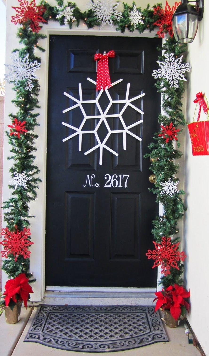 Украшение входной двери к новому году