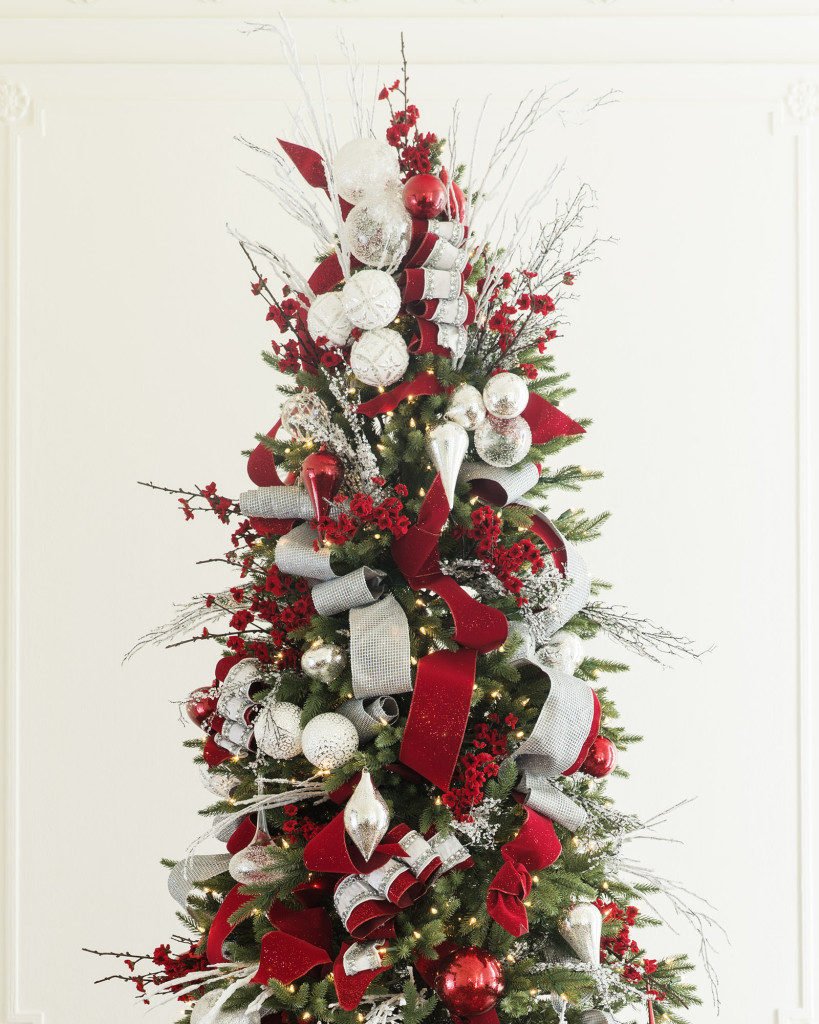 Дизайнерская елка с бело красными украшениями