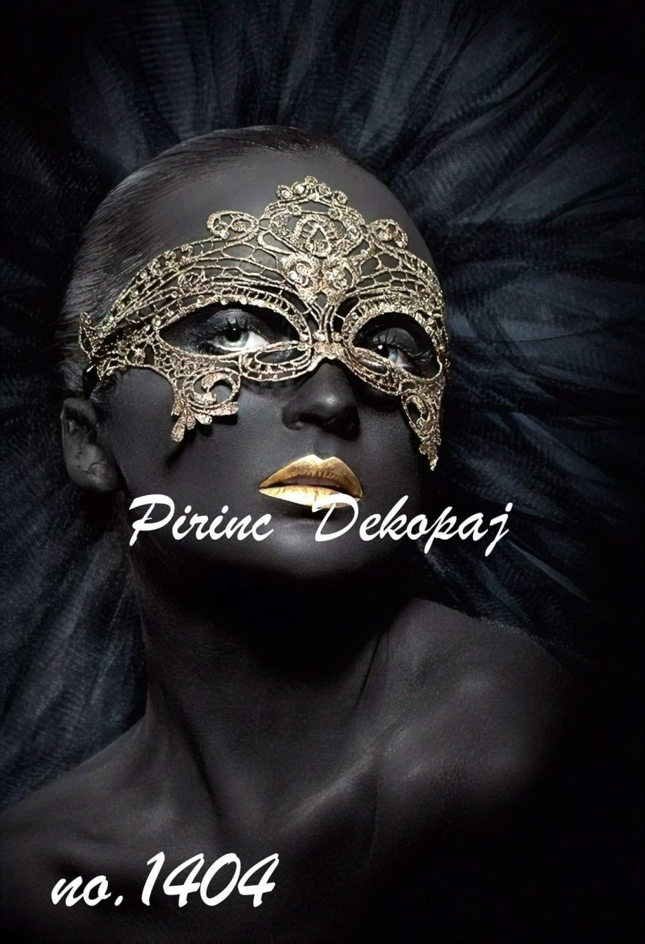 Чернокожая девушка с золотым макияжем