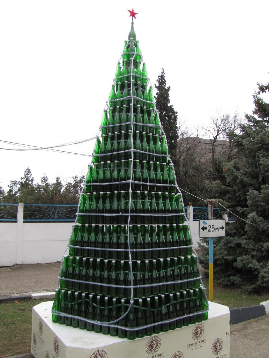 Новогодняя елка из бутылок