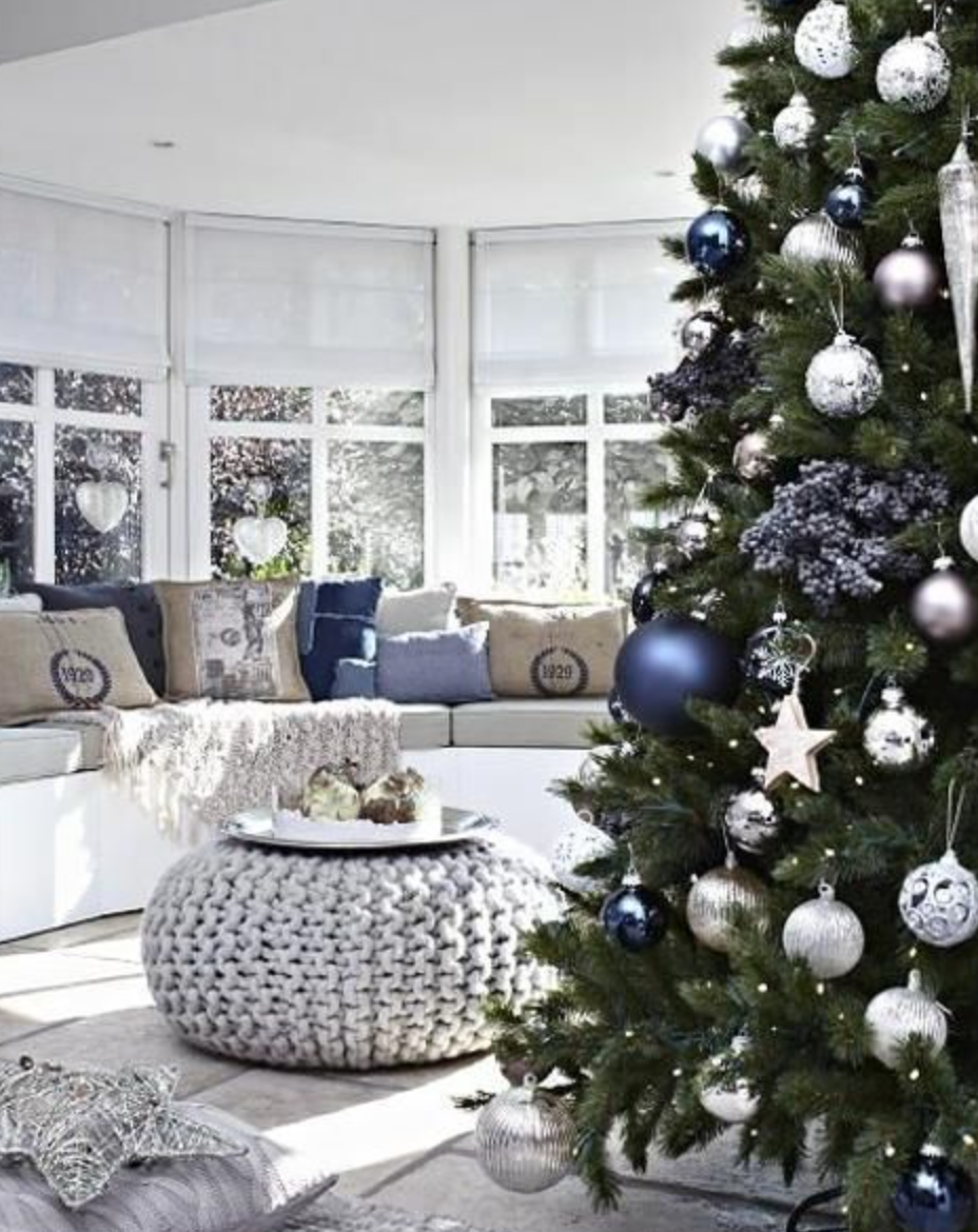 Новогодняя елка в белом интерьере