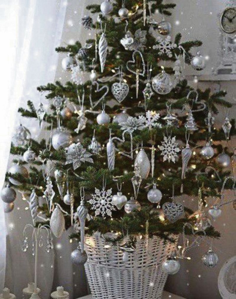 Новогодняя елка с серебристыми шарами