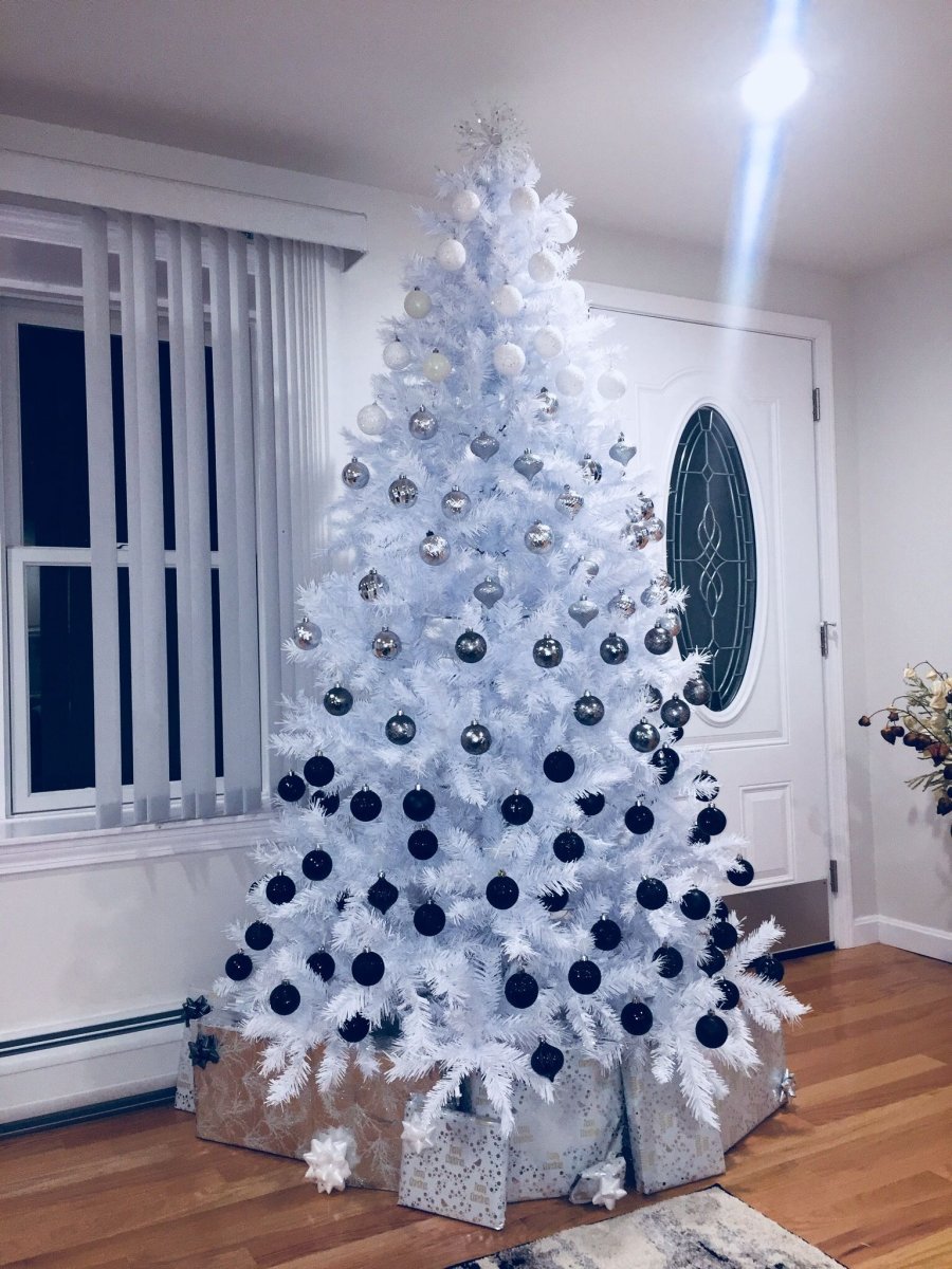 Белая елка с черными шарами