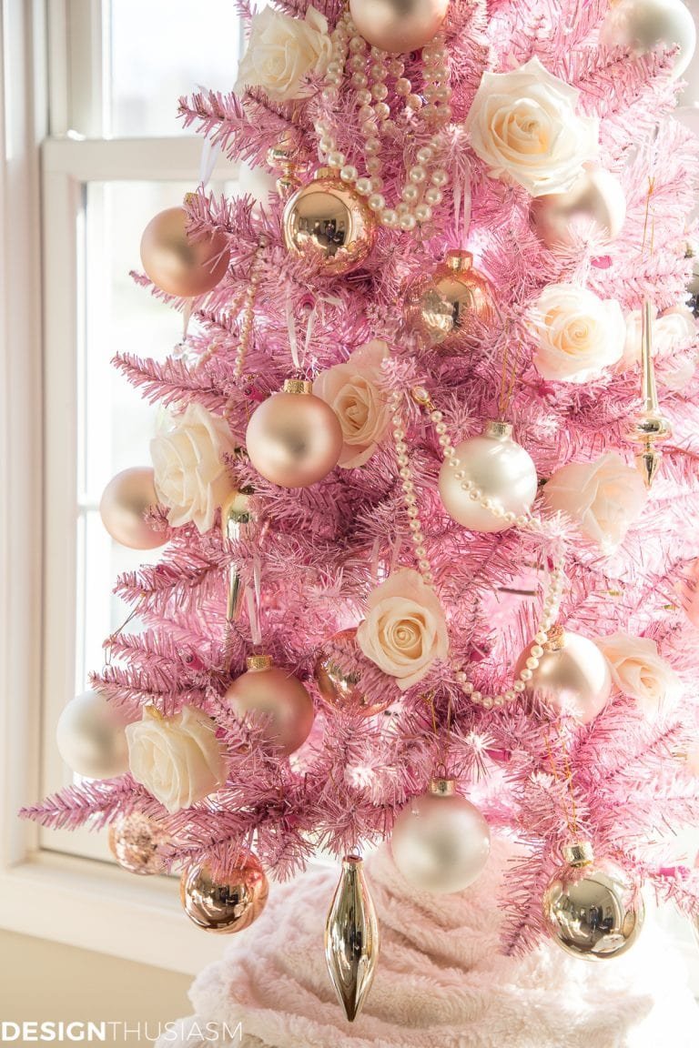 Новогодняя елка в розовых тонах