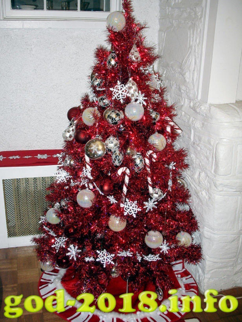 Новогодняя елка красно серебряная