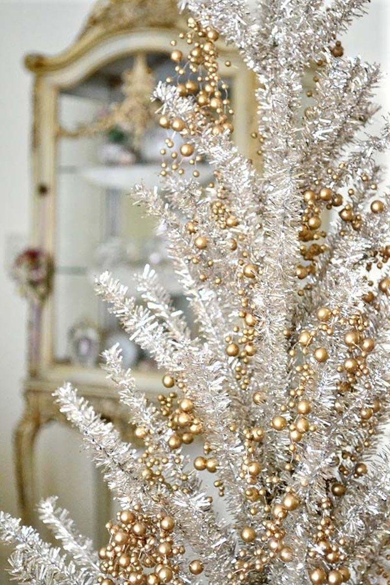 Бело золотой новогодний декор