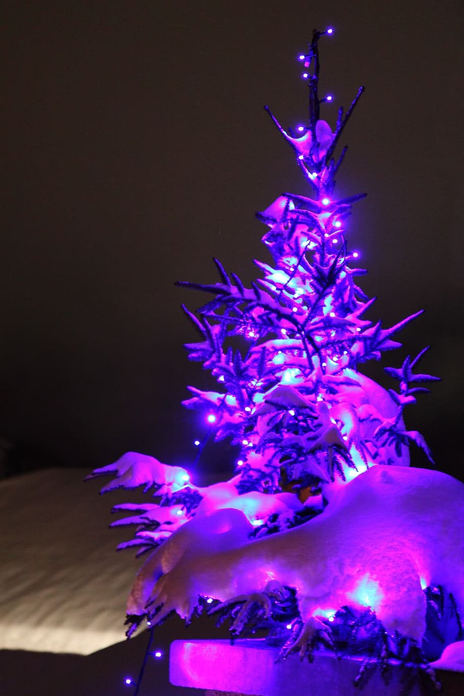 Новогодняя елка фиолетовая