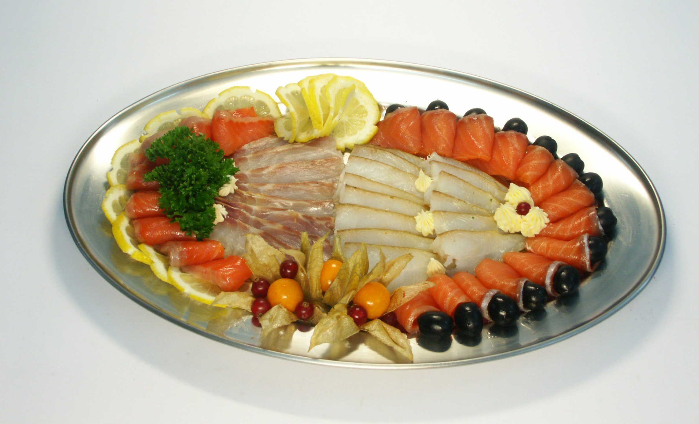Нарезки рыбы на стол. Украшение рыбной нарезки. Украшение рыбной тарелки. Красивая нарезка рыбы. Красиво оформить рыбную тарелку.