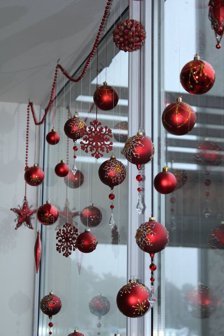 Декор окна елочными шарами на новый год