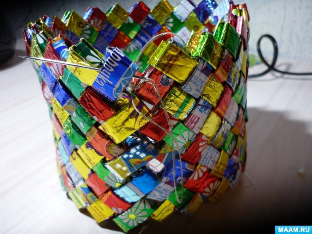 Как сделать браслет из конфетных фантиков: пошаговый мастер-класс - slep-kostroma.ru