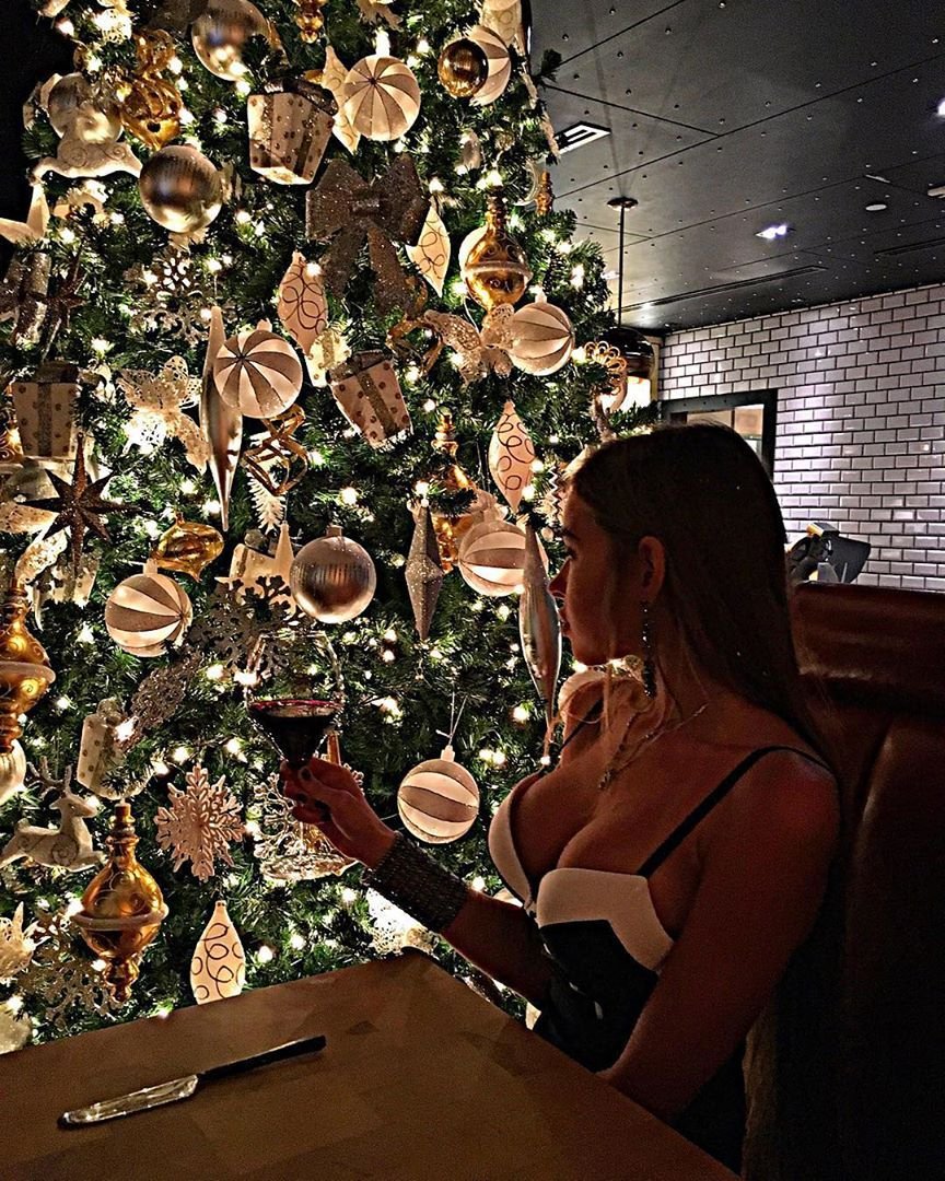 Ресторан с елкой и девушки