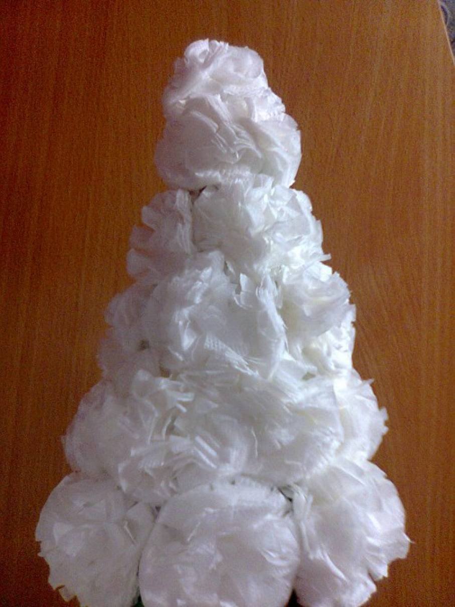 Новогодняя елка из белых салфеток