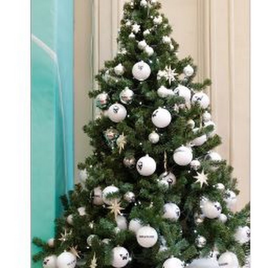 Новогодняя елка с белыми украшениями