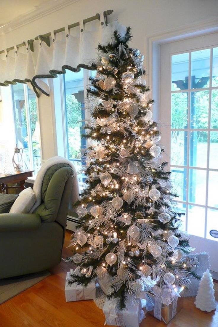 Новогодняя елка с белыми шарами