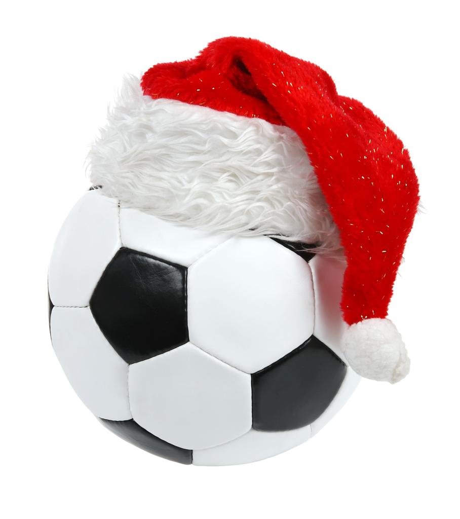 Футбольный мяч в новогодней шапке