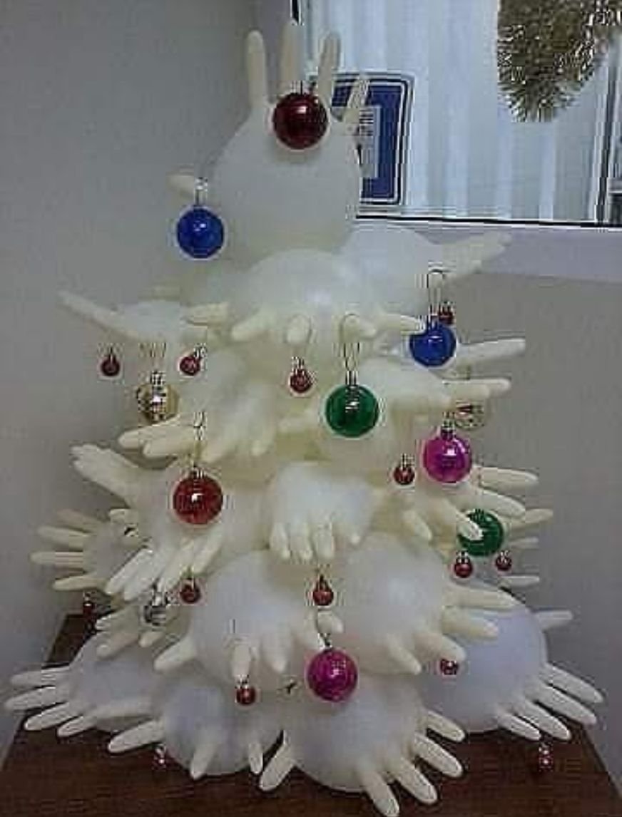 Новогодняя елка из медицинских перчаток