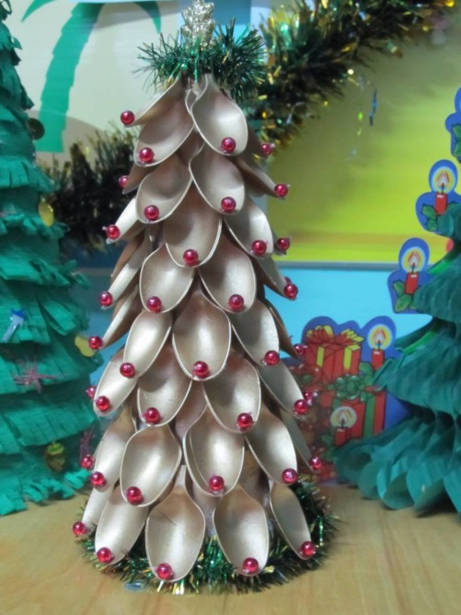 Новогодняя елка из пластмассовых ложек