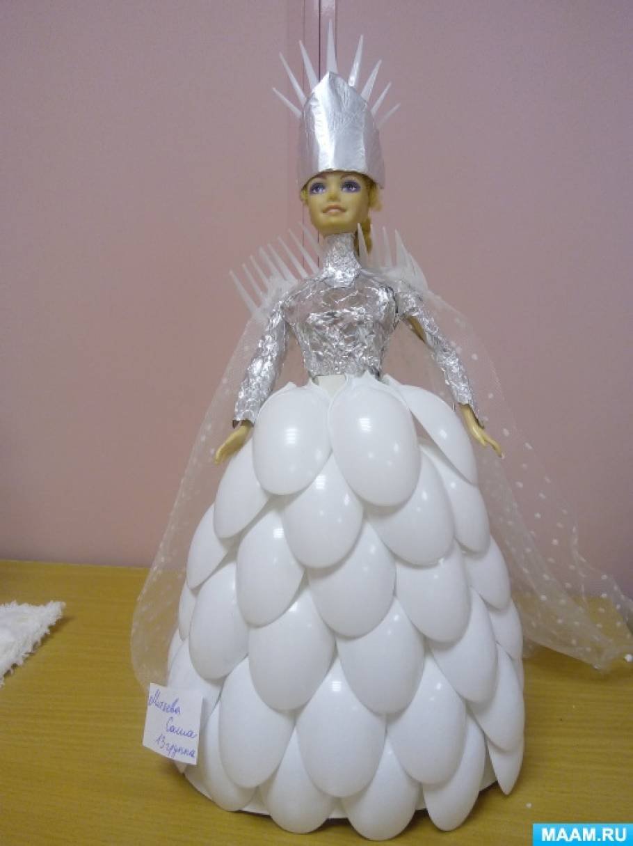 Снежная Королева из пластиковых ложек
