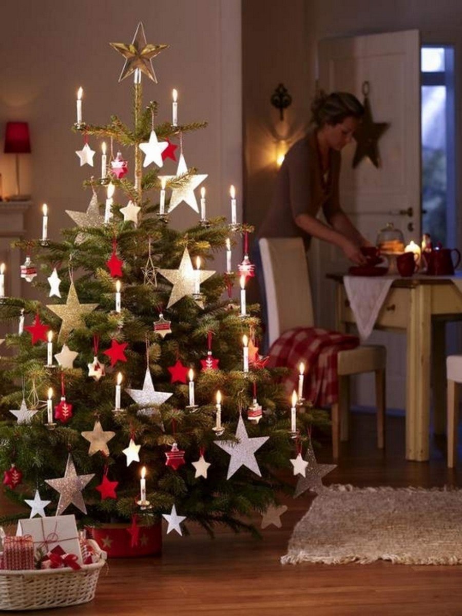 Рождественская елка со свечами