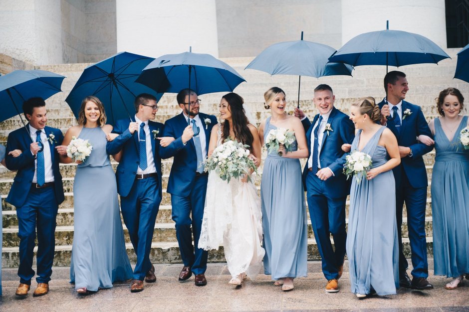 Синий костюм и свадебное платье