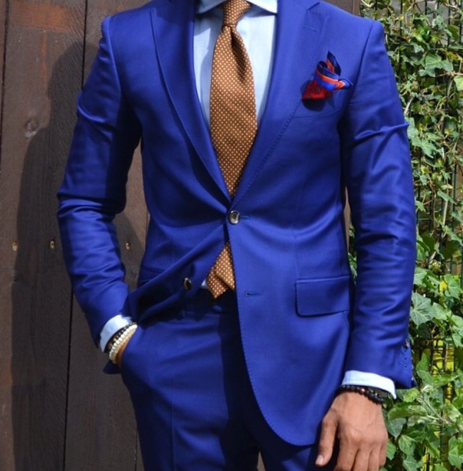Бордовый галстук с синим костюмом