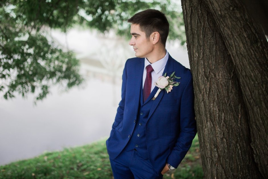 Бордовый галстук с синим костюмом