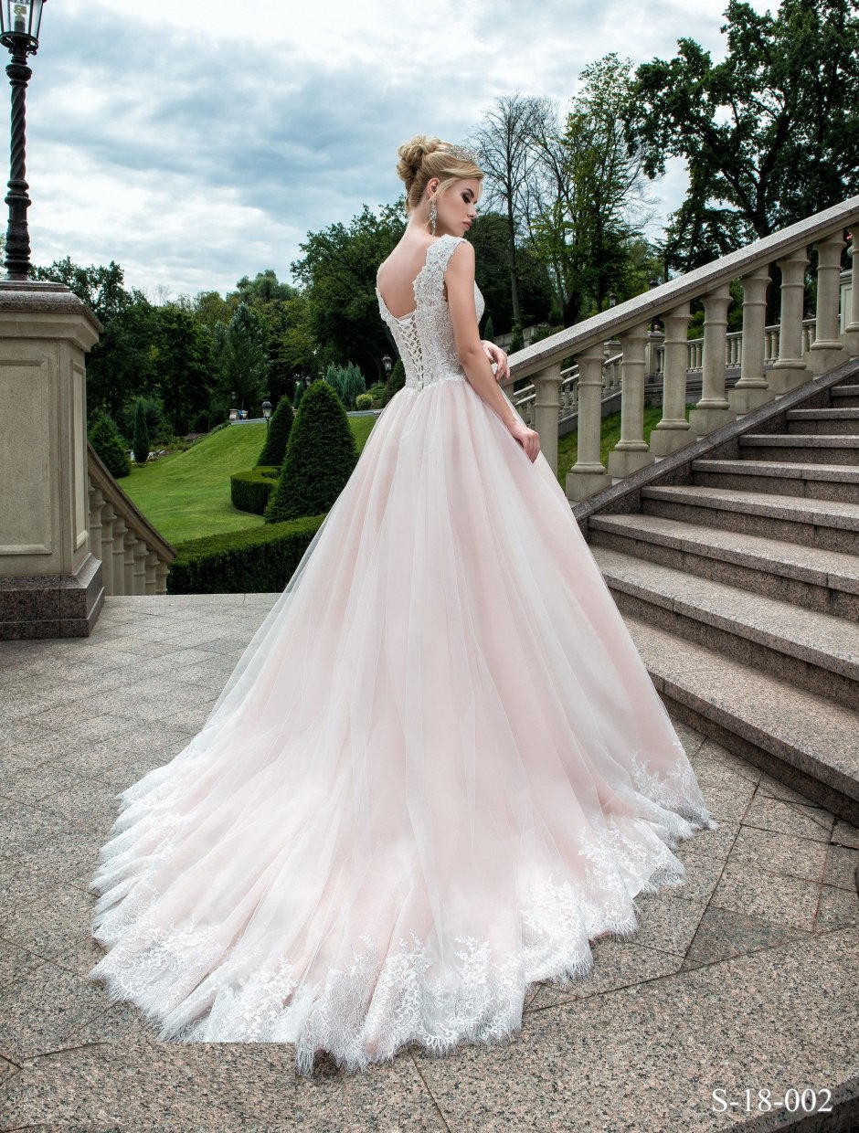 Свадебное платье цвет белое с розовым отливом
