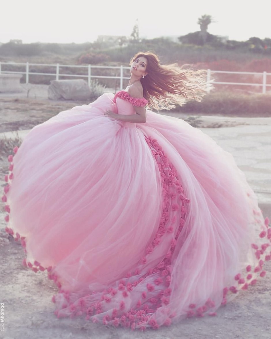Девушка в пышном розовом платье