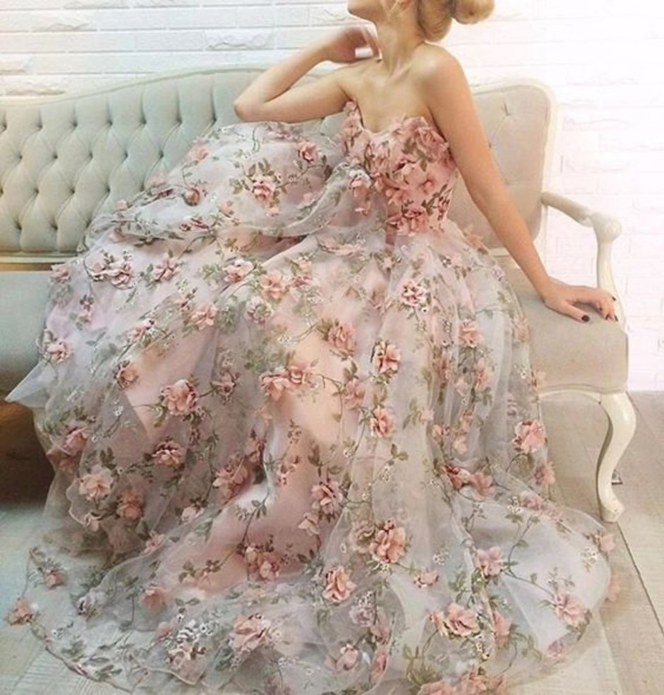 Платье с объемными цветами