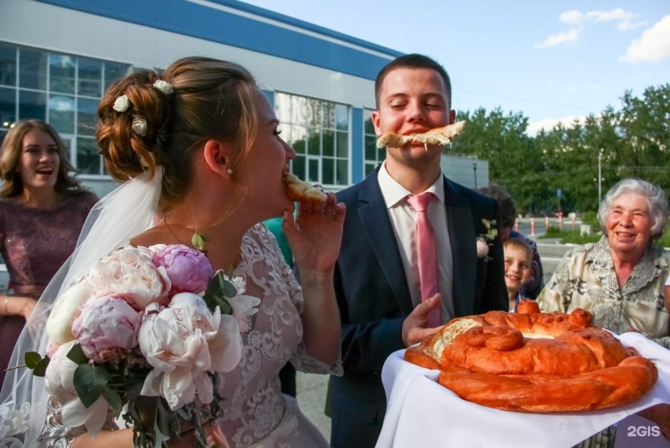Кусание каравая на свадьбе
