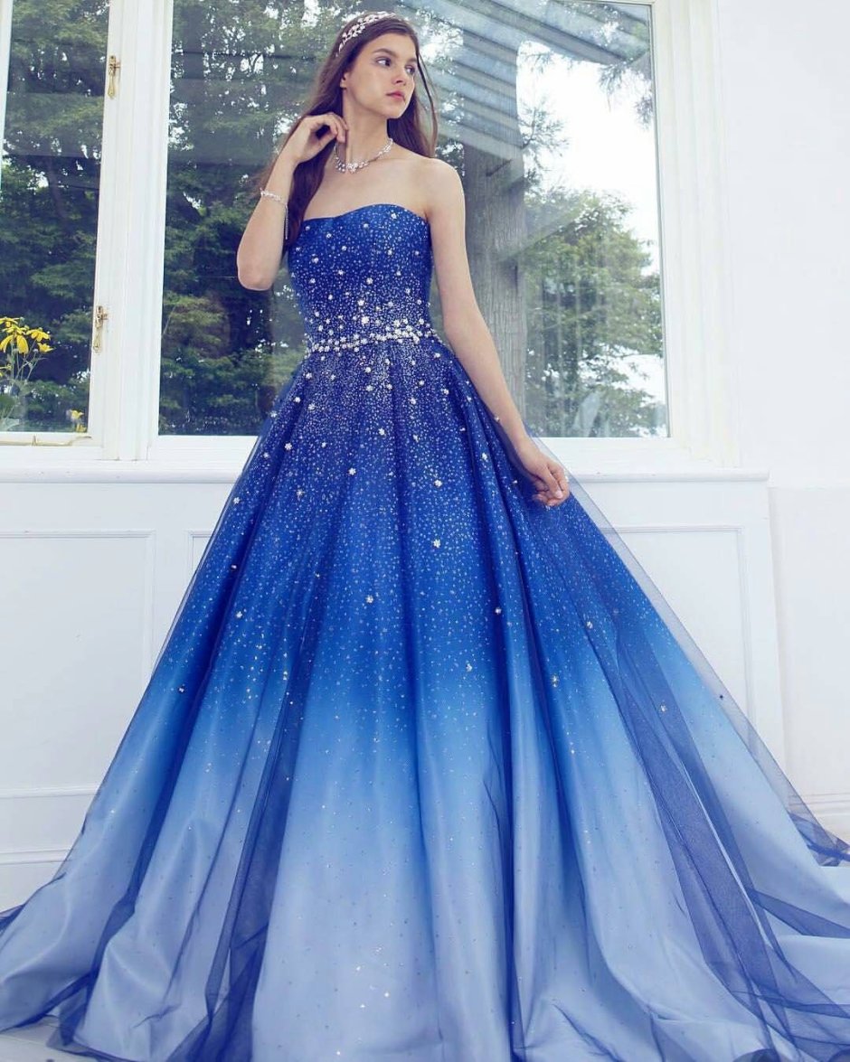 Пышное платье голубого цвета