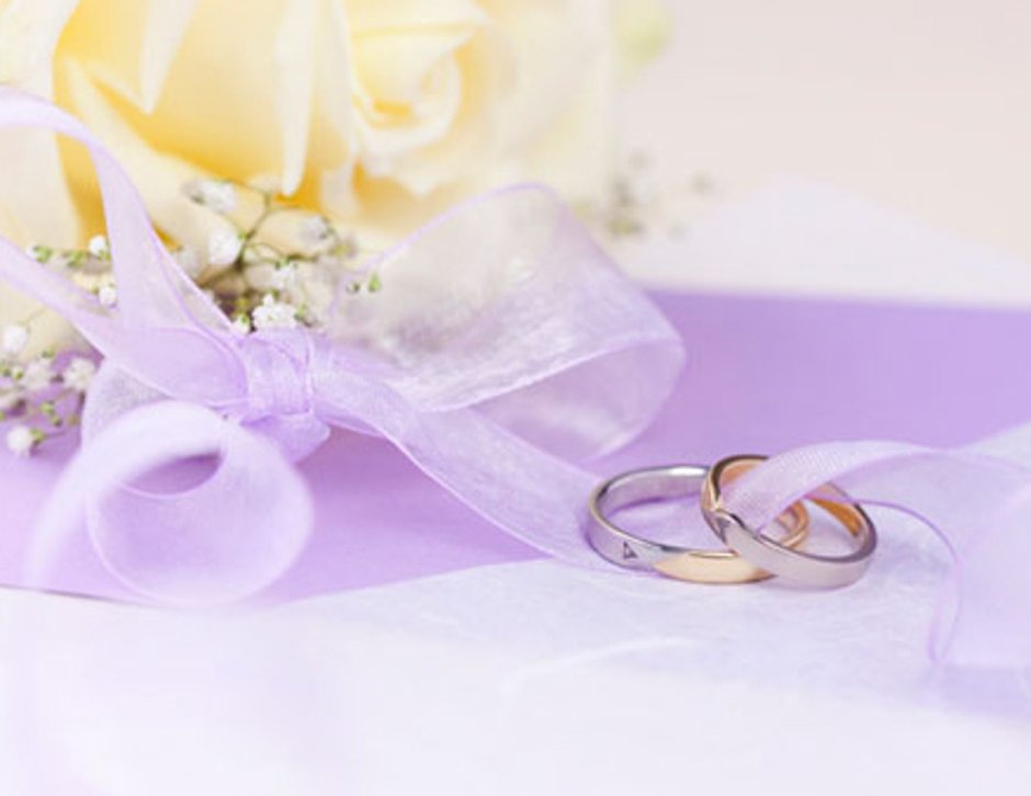 Свадебные кольца нежно фиолетовые