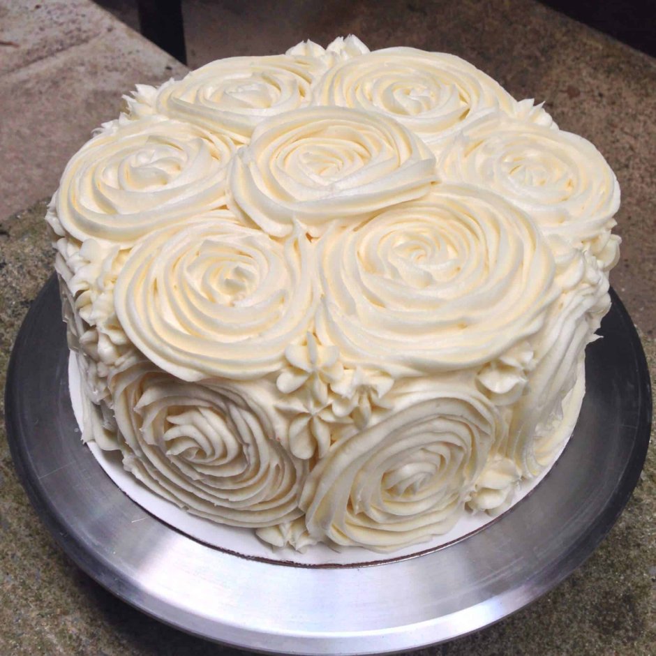 Украшение торта белым кремом