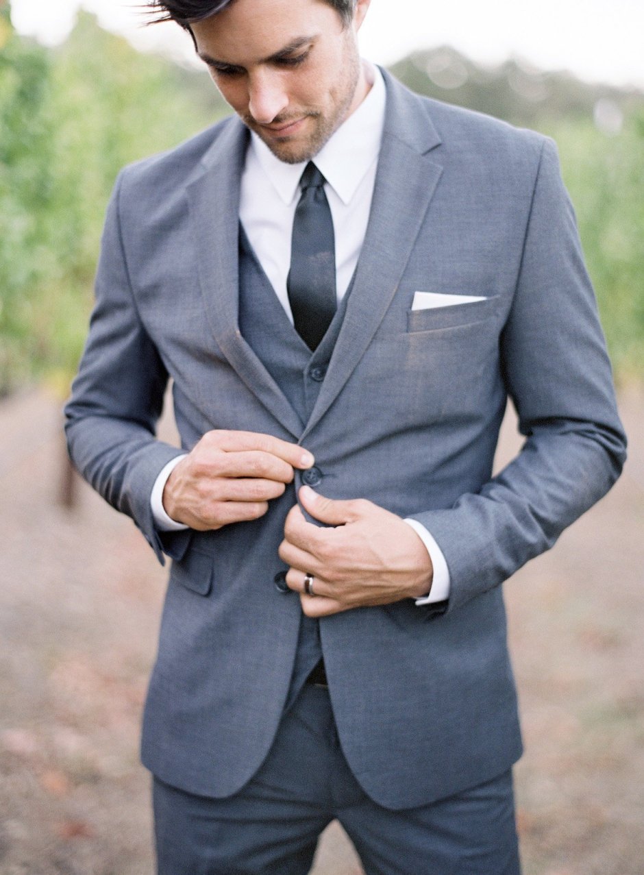Серый костюм мужской на свадьбу