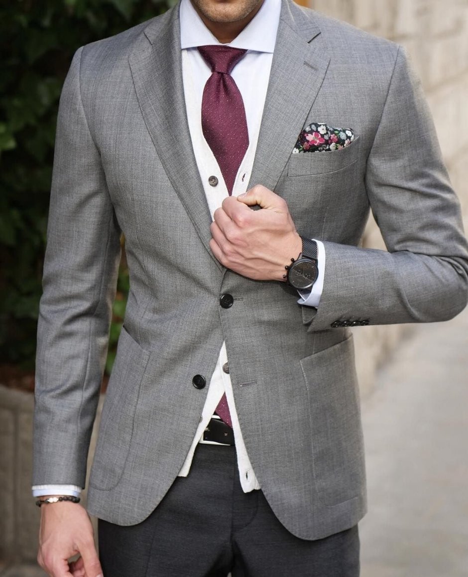 Серый костюм с бордовым галстуком