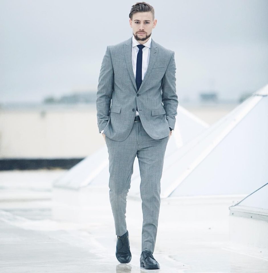 Светло серый костюм с синим галстуком