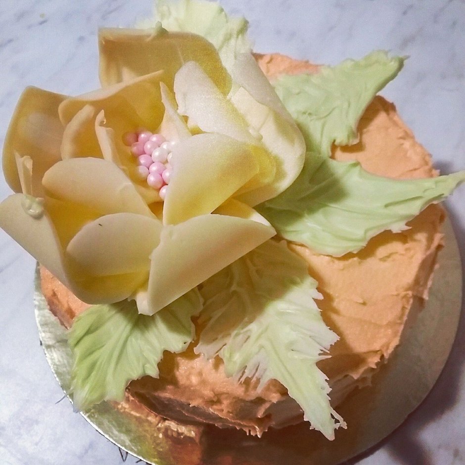 Торт с цветами из пластичного шоколада