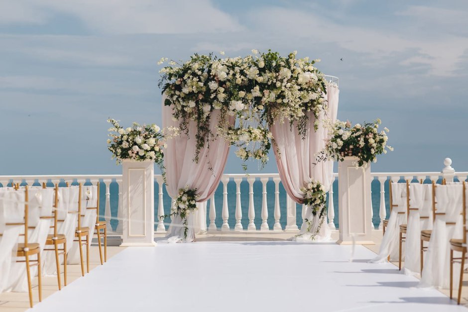 Свадебная арка в классическом стиле