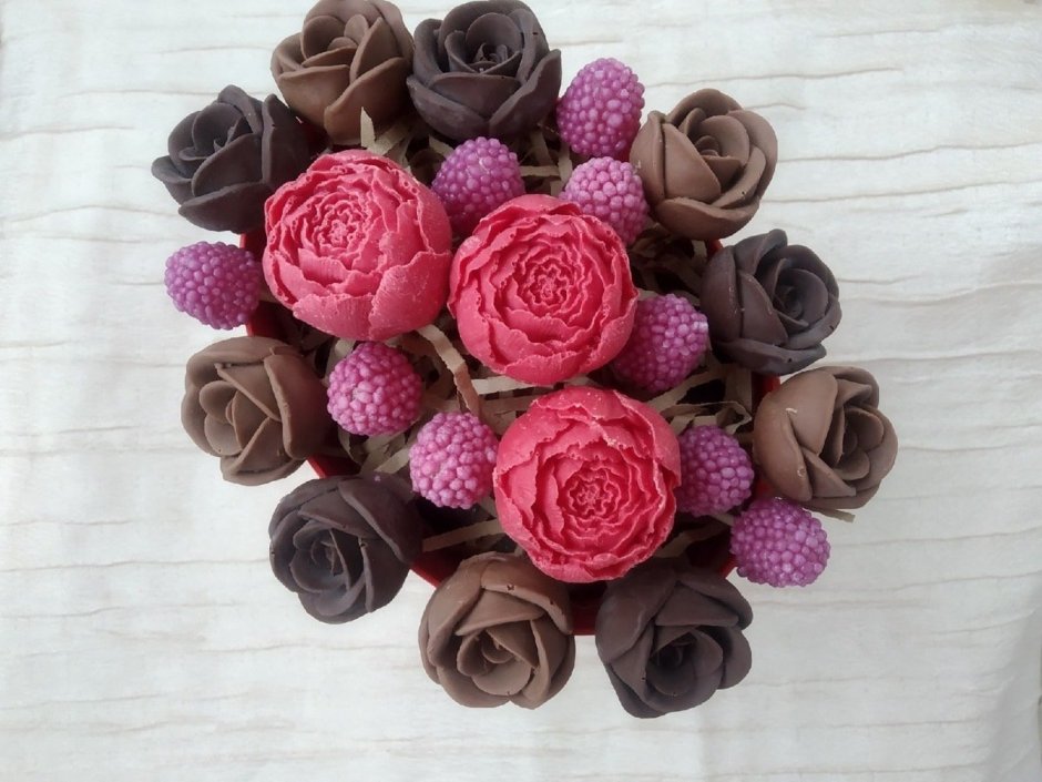Букет из шоколадных роз и пионов