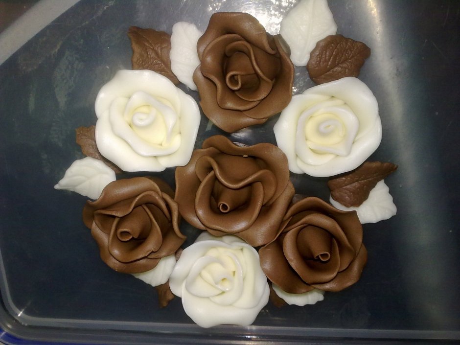 Розы из шоколадной мастики
