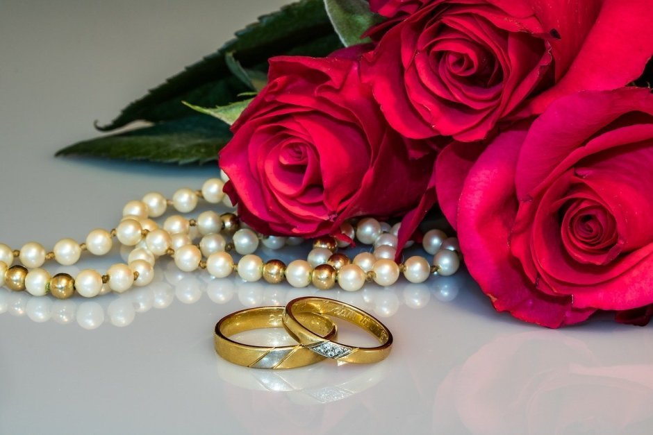 Свадебные кольца и цветы