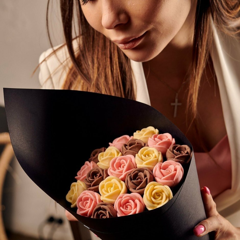 Девушка с шоколадными розами