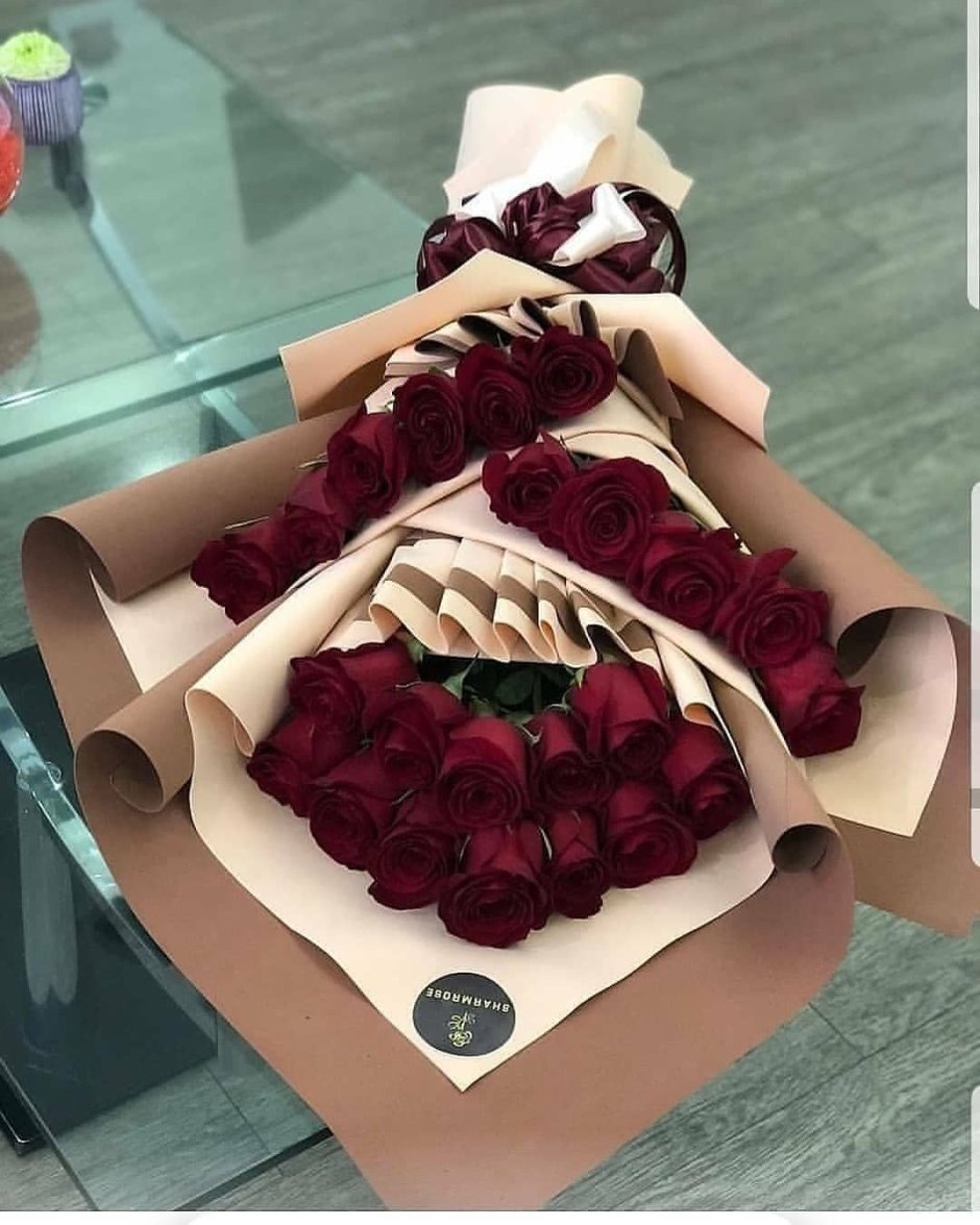 Красные шоколадные розы в букете