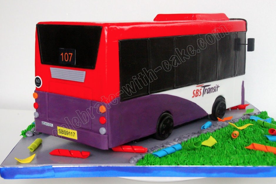 Торт с красным автобусом