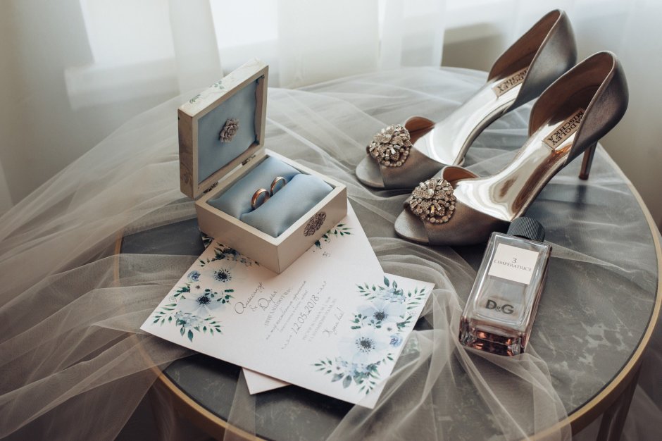 Свадебные туфли в коробке