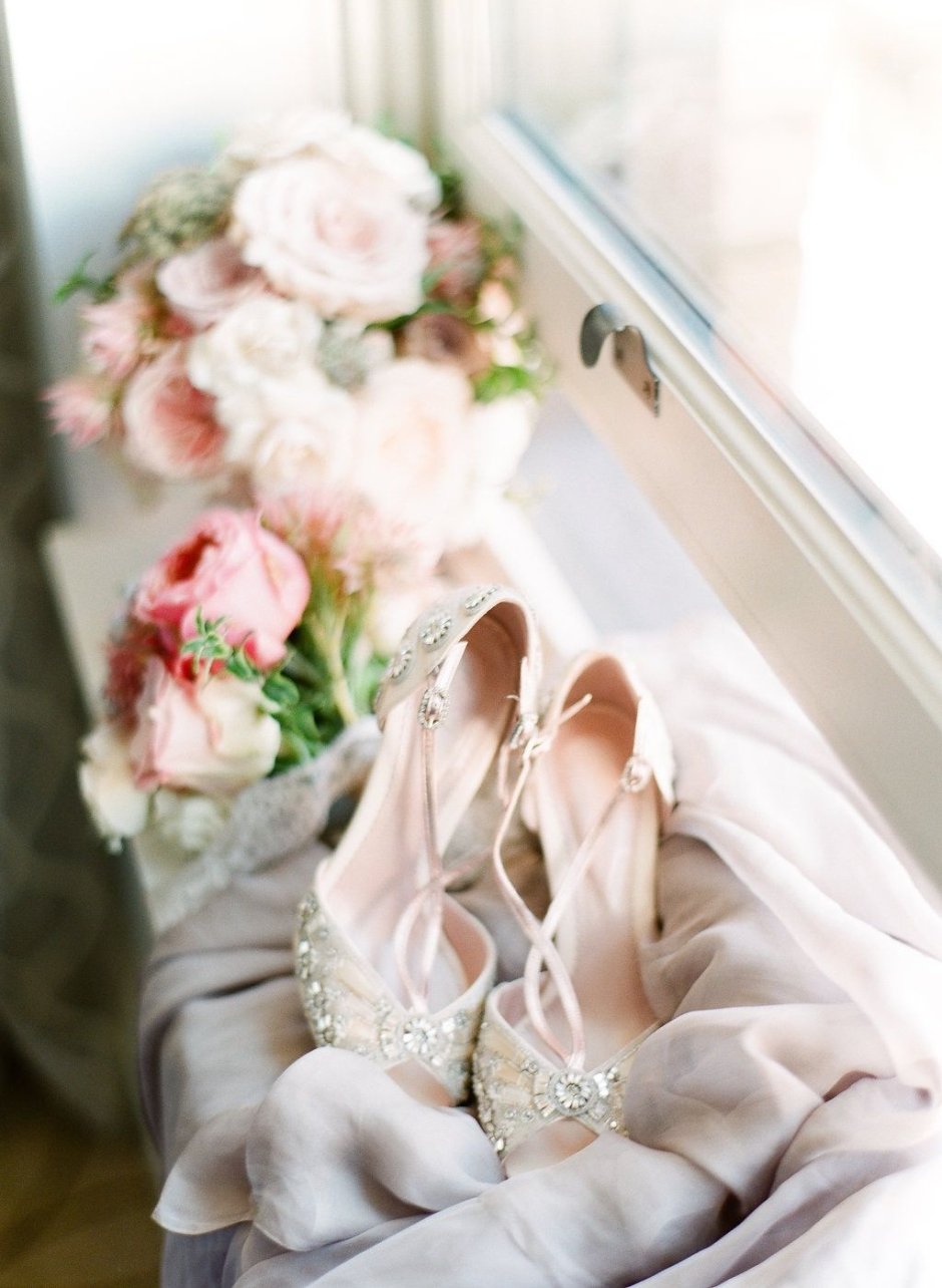 Свадебное платье туфли и букет
