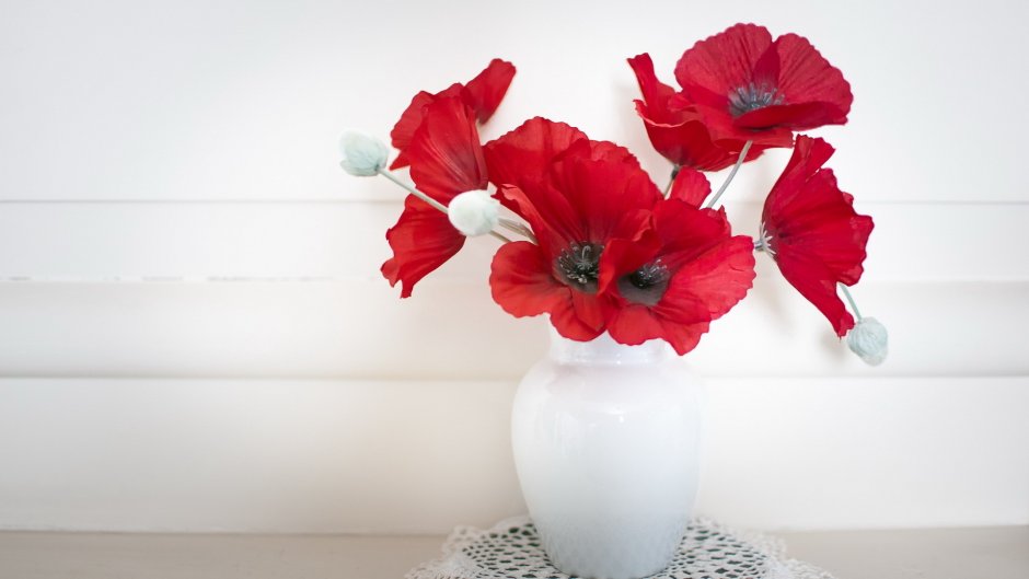 Красная ваза с цветами