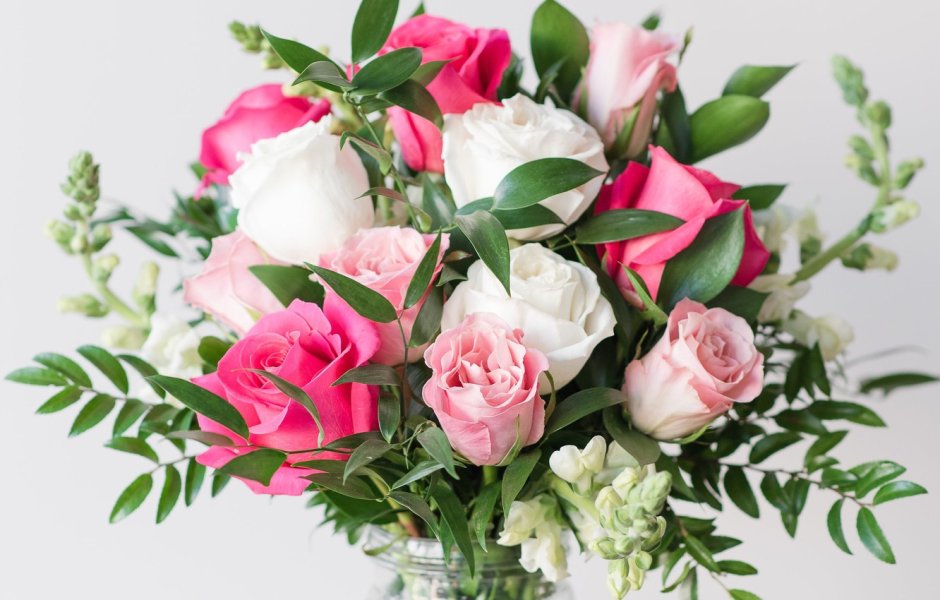 Букет цветов розы белые и розовые