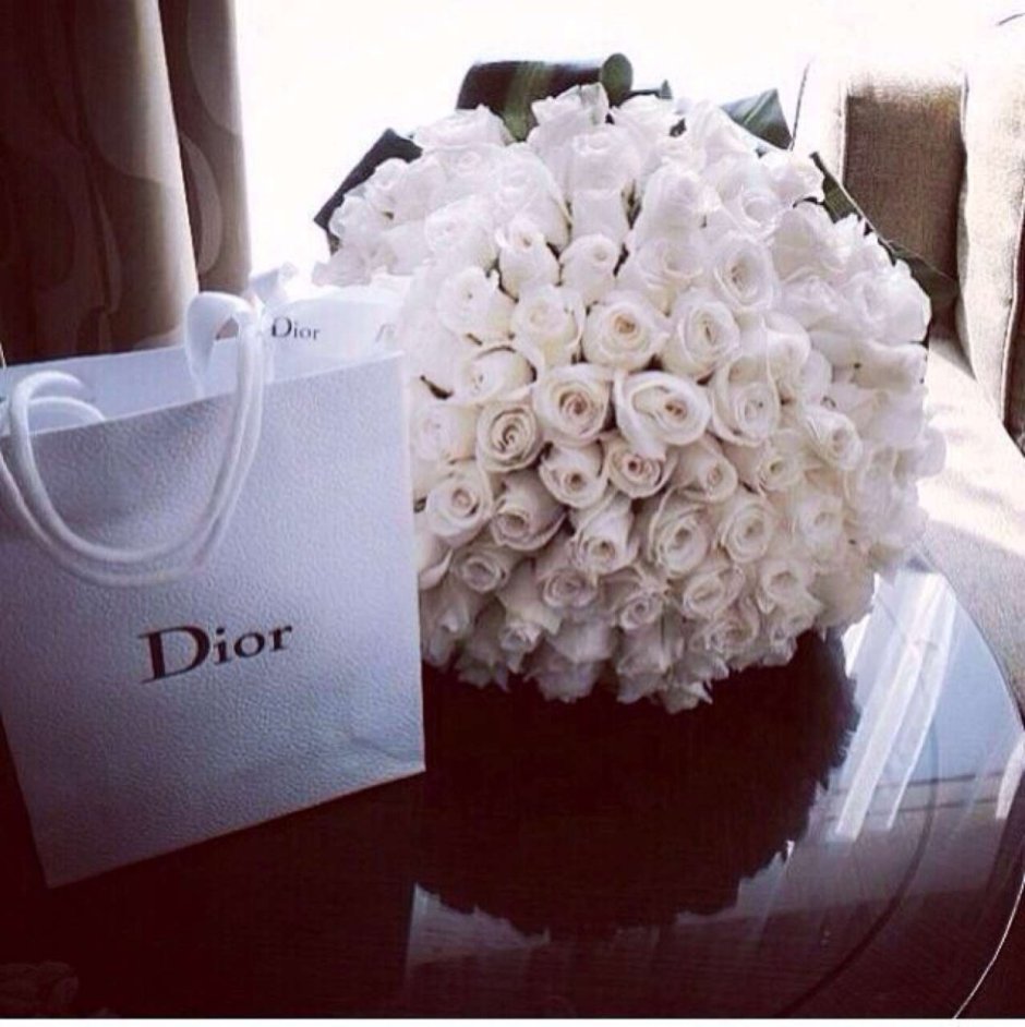 Пакет Шанель и белые розы