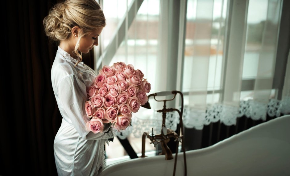Девушка с букетом роз